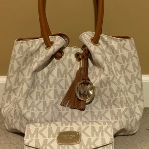 MICHAEL KORS East/West Ring Tote &Matching Wallet